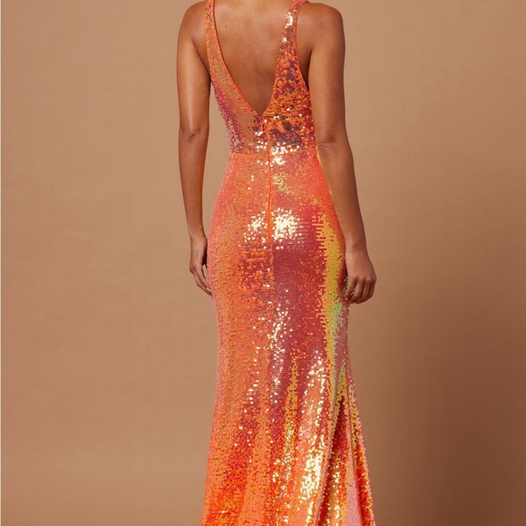 Gown with tags - Picture 1 of 3